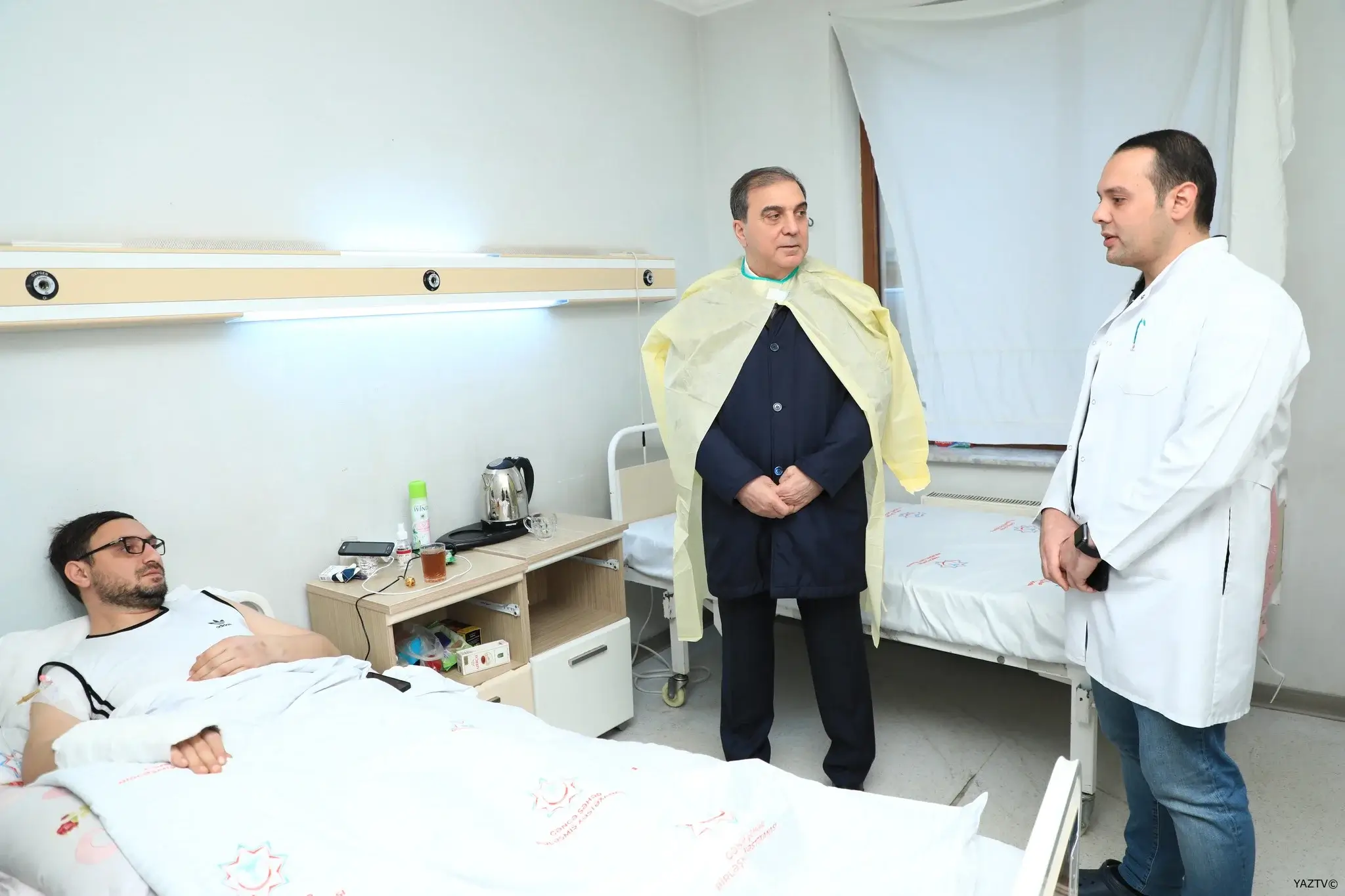 Niyazi Bayramov müharibə əlilini xəstəxanada ziyarət edib