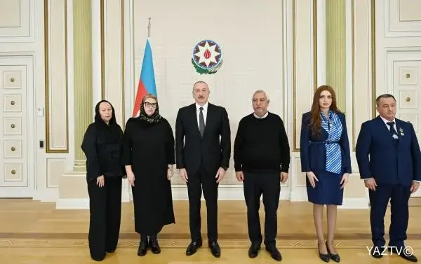 Prezident sağ qalan təyyarə bələdçiləri ilə görüşdü