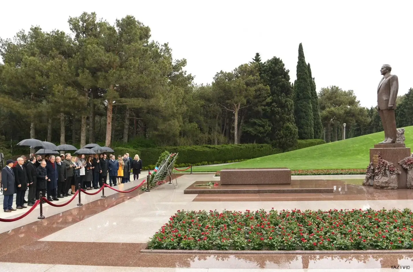 Türk dövlətləri parlamentlərinin nümayəndə heyətləri Fəxri xiyabanı və Zəfər parkını ziyarət edib